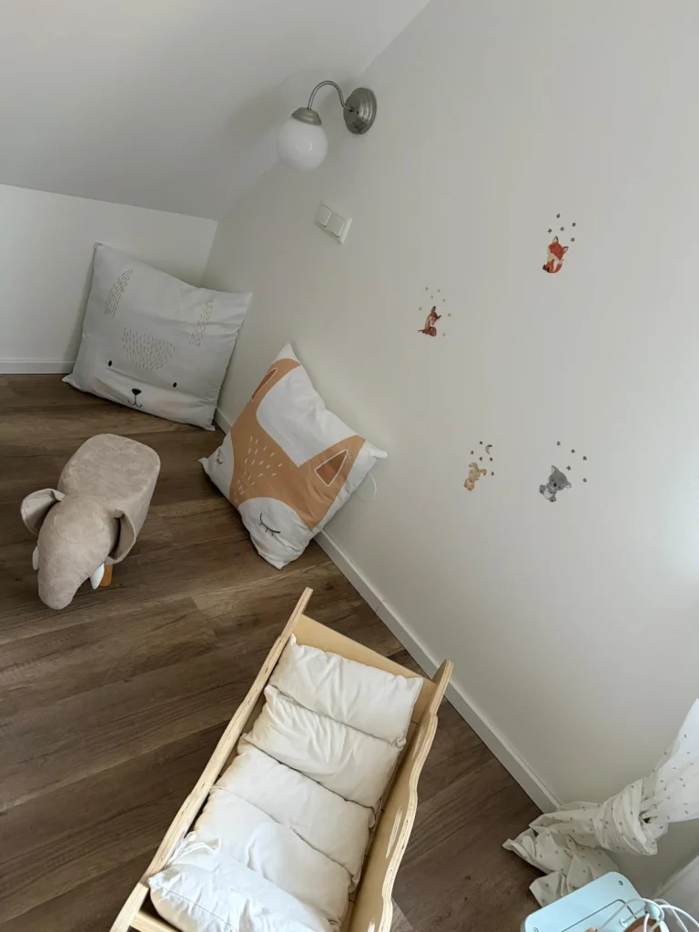 Sofa mit Kissen und Puppenbett