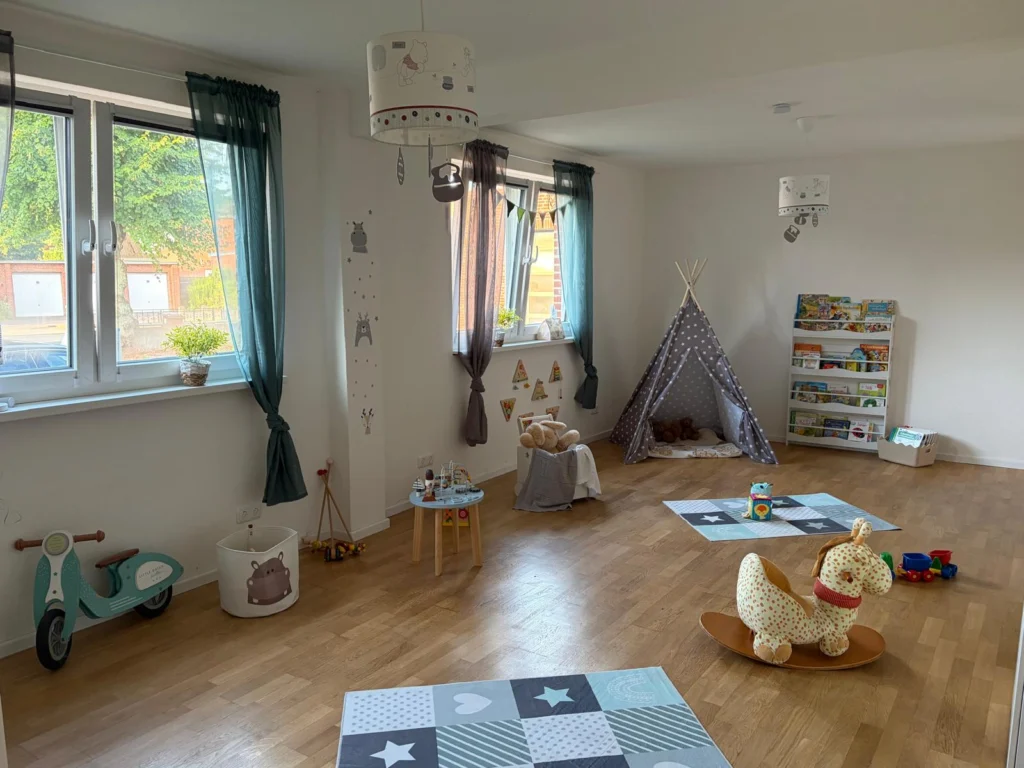 Gruppenraum mit Tipi und Spielteppich
