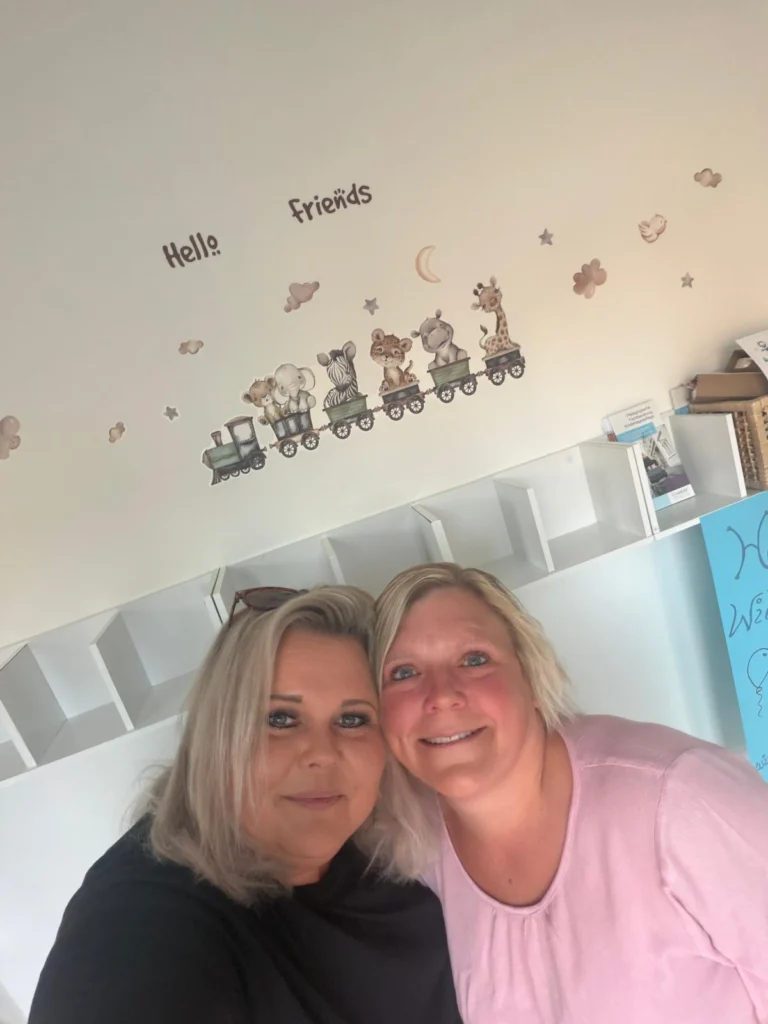 Jana Biester und Katharina Holtz in der Garderobe