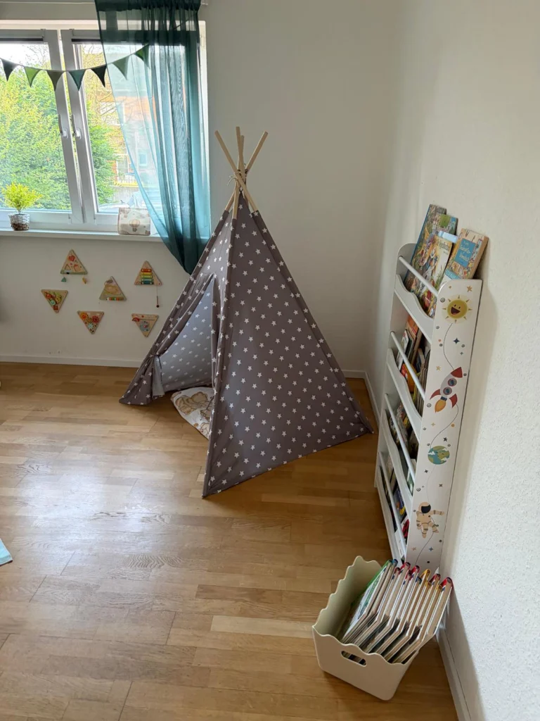 Tipi mit Bilderbüchern