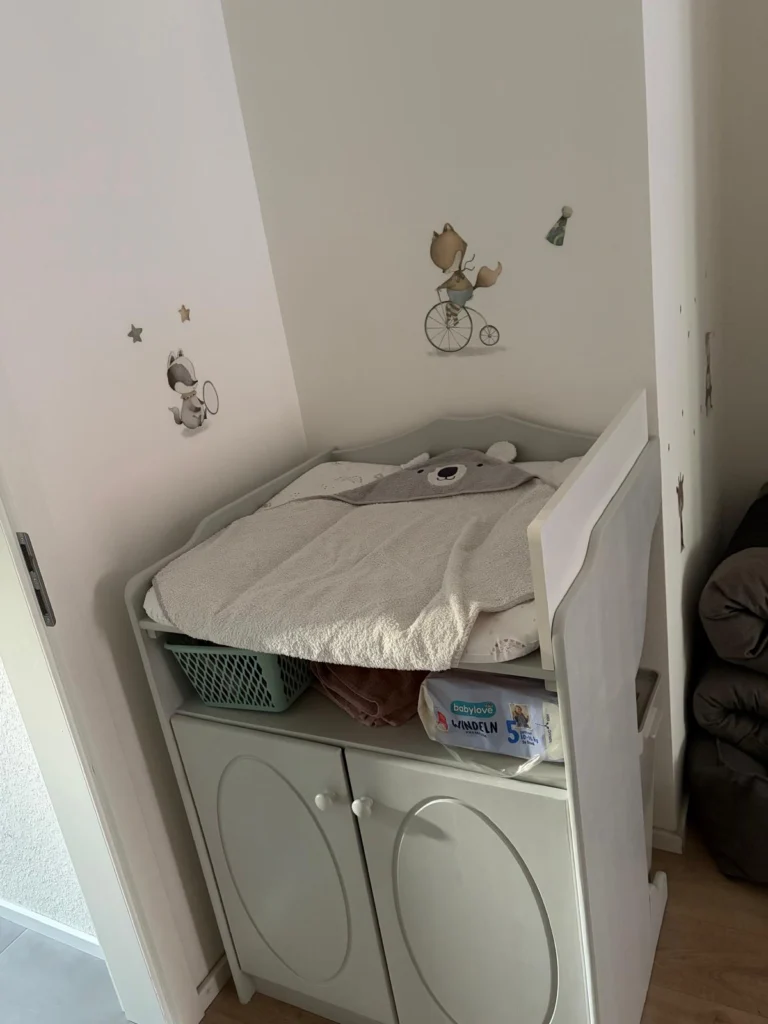 Wickelbereich mit Ablagen